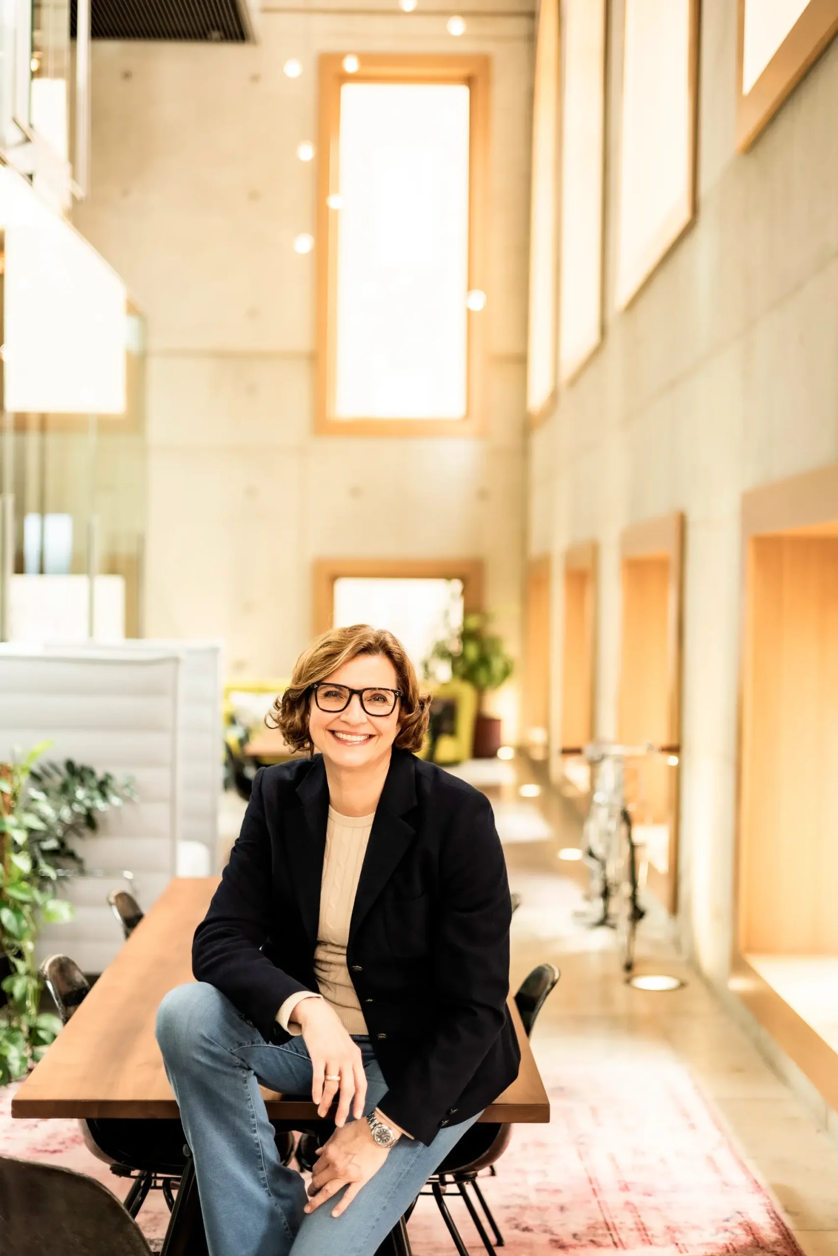 Anette in einer lichtdurchfluteten Halle